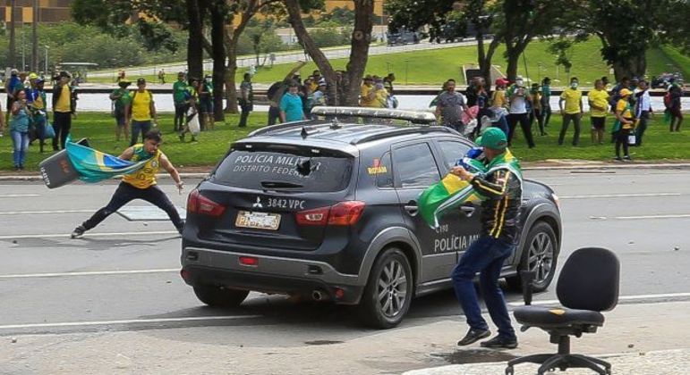 Manifestantes enfrentam policiais durante invasão em Brasília