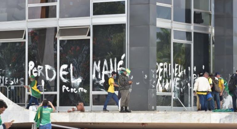 Grupo invade prédios públicos em Brasília