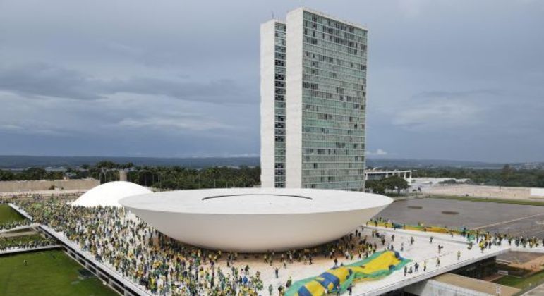 Parlamentares querem CPMI para investigar atos de 8 de janeiro em Brasília