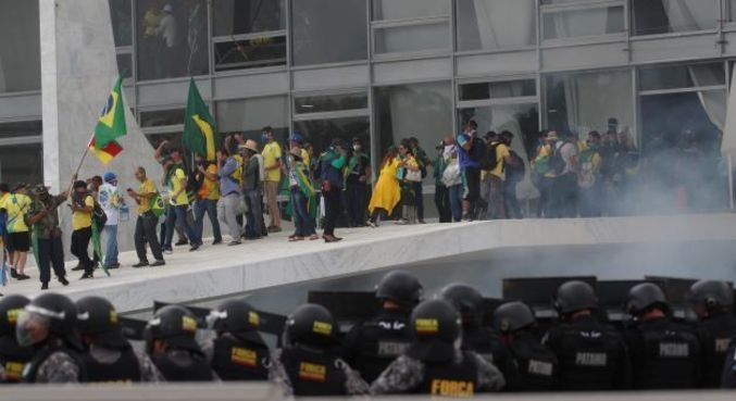 Manifestantes invadem o Congresso Nacional, em Brasília