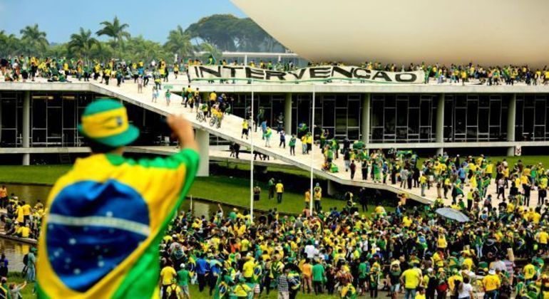 Manifestantes durante invasão do Congresso Nacional, em Brasília, neste domingo (8)