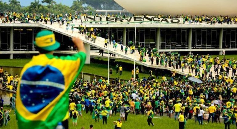 Camisas da seleção e bandeiras foram usadas na invasão dos prédios públicos em Brasília