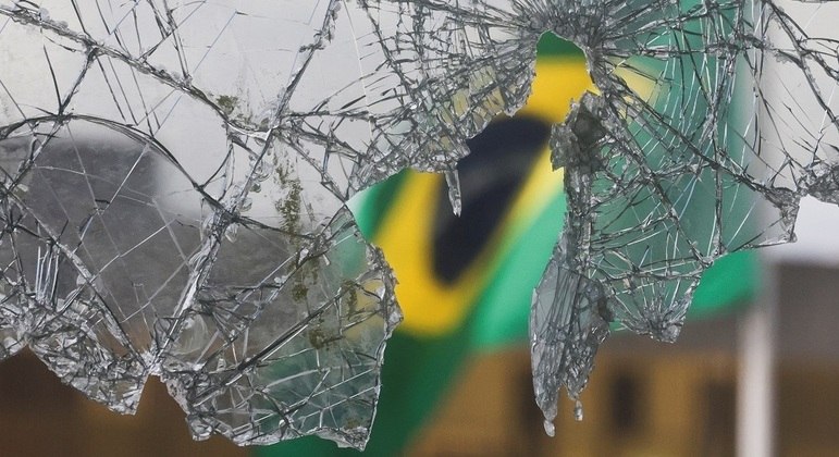 Vidro quebrado durante invasão aos prédios dos Três Poderes, em Brasília, em 8 de janeiro