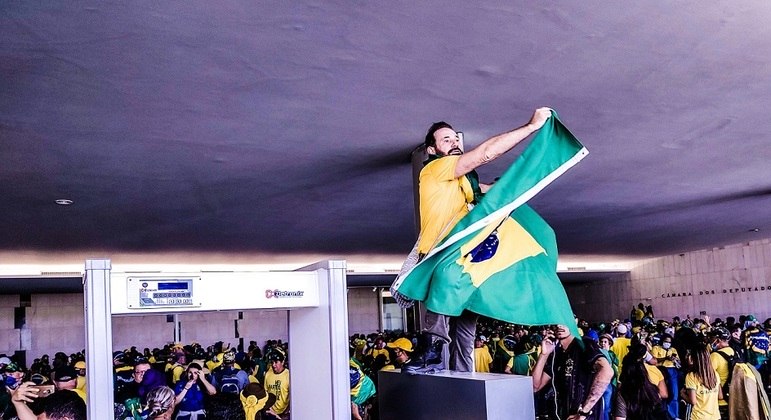 Extremistas durante manifestações que culminaram na depredação do Planalto, Congresso e STF