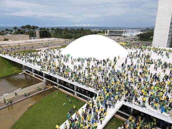 Teto do Congresso Nacional foi completamente ocupado pelos invasores, que pedem pela prisão do presidente Lula e por intervenção militar.