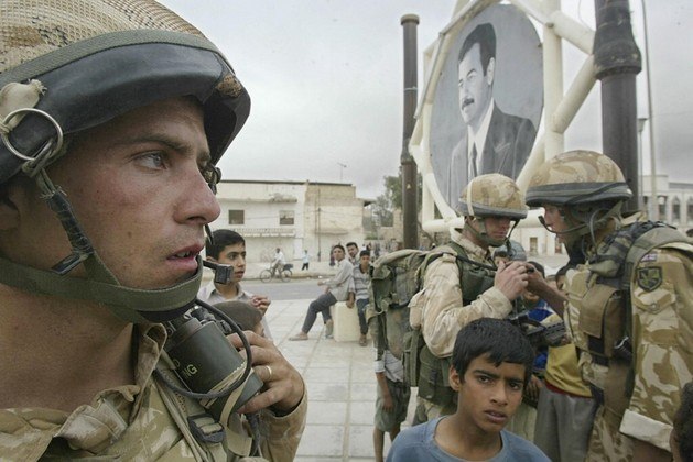 Bush ignorou completamente a decisão da ONU que vetava qualquer tipo de invasão ao país árabe e iniciou a ofensiva contra o Iraque com apoio do governo britânico