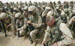 Austrália, Polônia, Espanha, Itália e Ucrânia também enviaram tropas para ajudar os americanos e ingleses na guerra, somando mais de 500 mil soldados estrangeiros envolvidos no conflito no Iraque