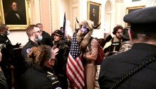 Polícia dos EUA prende homem que invadiu Capitólio com chifres