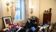 Homem fotografado em gabinete de Pelosi pega mais de 4 anos de prisão por invasão do Capitólio