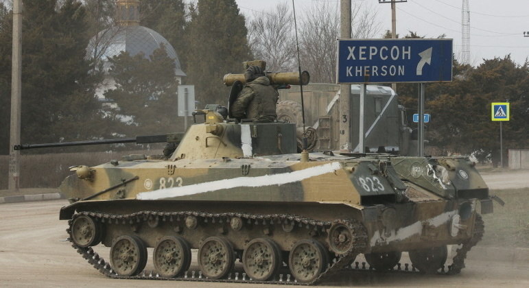 Veículo blindado militar do Exército Russo dirige ao longo de uma rua no leste da Ucrânia