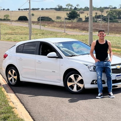 Gabriel Tota, atualmente no Ypiranga-RS, também ostenta na web. O meia já apareceu ao lado de um carro avaliado em R$ 150 mil em seu perfil nas redes sociais, por exemplo. Além disso, o atleta gosta de viagens internacionais e, sempre que pode, registra os passeios online