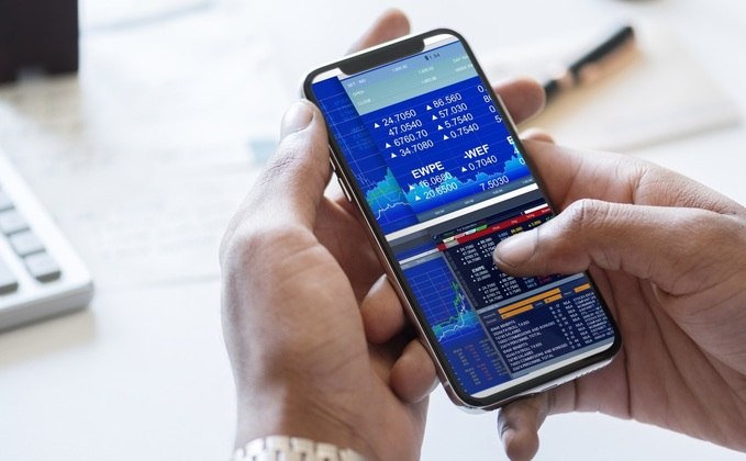 Preferência entre os investidores brasileiros na Bolsa de
Valores, as ações do Banco do Brasil (BBAS3), Bradesco (BBDC4), Itaú Unibanco
(ITUB4) e Santander (SANB11) podem ser boas escolhas para quem busca aumentar o
patrimônio. Antes, no entanto, é necessário estudar sobre ações, compreender o
papel do acionista e avaliar o desempenho das empresas e do setor.
As formas de remuneração dos acionistas ocorrem com o
pagamento de dividendos e bonificações ou a venda da ação após a sua
valorização. Confira dicas nas próximas fotos