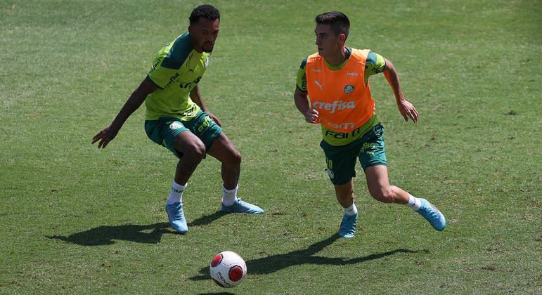 Jailson (à esquerda) e Atuesta devem ganhar oportunidade no meio-campo do Palmeiras