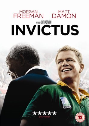 ‘Invictus’(2009) remonta a luta do então eleito presidente Nelson Mandela (Morgan Freeman) junto de Francois Pienaar (Matt Damon), capitão do time de rúgbi da África do Sul, para unificar a nação após o fim do apartheid por meio do esporte.