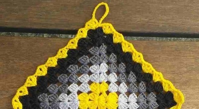 Invista em descansos de panela de crochê quadrado