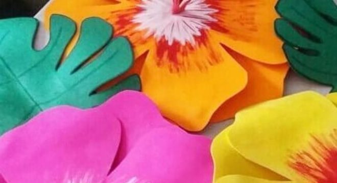 Invista em flores de EVA que simulam hibiscos