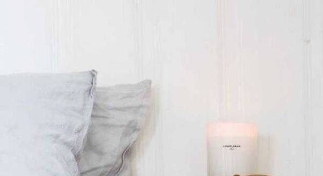 Invista em peças criativas e funcionais como essa fixada ao lado cama