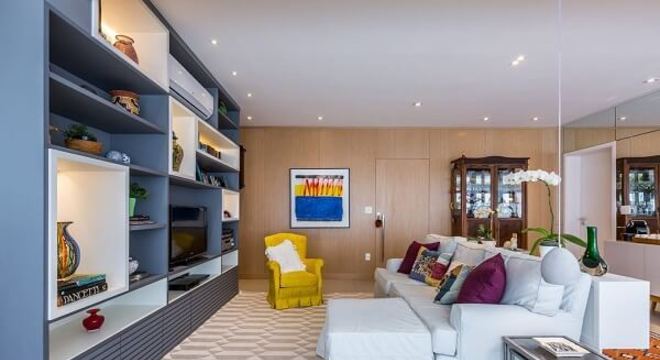 Invista em poltronas para sala de tv com tons vivos