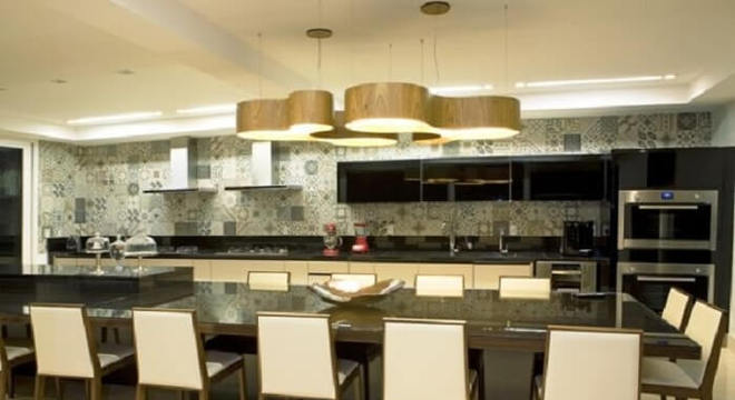 Invista em uma mesa retangular ampla para acomodar muitas pessoas