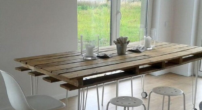 Invista em uma mesa retangular de pallet para o ambiente de sala de jantar
