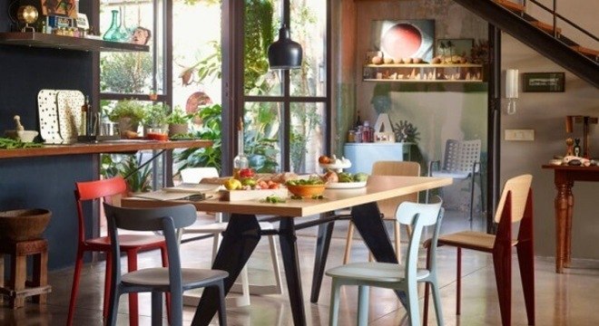 Invista no mix de cores para a cadeira de madeira da cozinha