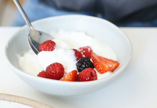 Consuma alimentos probi&oacute;ticosAlimentos probi&oacute;ticos cont&ecirc;m micro-organismos vivos ben&eacute;ficos que podem melhorar a composi&ccedil;&atilde;o e fun&ccedil;&atilde;o da microbiota intestinal. Eles introduzem bact&eacute;rias ben&eacute;ficas, estimulam a produ&ccedil;&atilde;o de subst&acirc;ncias ben&eacute;ficas, modulam o sistema imunol&oacute;gico e melhoram a digest&atilde;o e absor&ccedil;&atilde;o de nutrientes. No entanto, os efeitos podem variar, e &eacute; importante escolher alimentos probi&oacute;ticos de qualidade e fazer parte de uma dieta equilibrada e saud&aacute;vel. H&aacute; diversos alimentos com essas caracter&iacute;sticas, como iogrute, kefir, chucrute, kimchi e kombucha