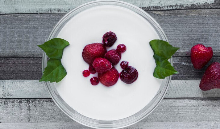 Iogurte- Além de hidratar, o iogurte fornece probióticos benéficos para a saúde intestinal. O iogurte grego, em particular, é uma excelente fonte de proteína e tem uma  textura cremosa que é bastante apreciada.