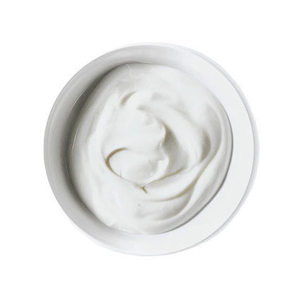 Iogurte Natural: de coloração branca (sem adição de sabores artificiais ou corantes), o iogurte natural é uma forma de leite cujo açúcar é transformado em ácido láctico por fermentação bacteriana. Por conter bactérias vivas, como Bifidobactérias e Lactobacillus, é rico em nutrientes, por exemplo, o cálcio.