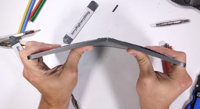 
Ipad sendo dobrado durante vídeo no canal do YouTube JerryRigEverything
