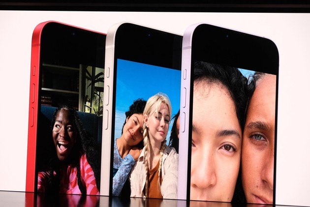 Cores e mais coresO site 9toMac disse que a versão 15 do smartphone deve ter novas cores. Vermelho-escuro deve ser uma delas, que se juntará ao roxo do iPhone Pro MaxVALE SEU CLIQUE: Apple lançará novos óculos de realidade virtual ainda neste ano