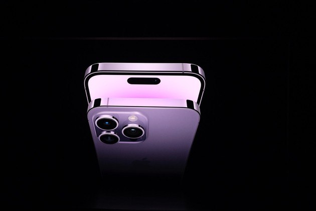 Quatro modelosAssim como os concorrentes, o ecossistema iPhone deve se tornar mais diverso. Segundo a Bloomberg, o iPhone 15 terá quatro modelos (o comum, Plus, Pro e Ultra), com tamanhos de 6,1 e 6,7 polegadas, e RAM de 6 GB para os modelos mais baratos e de 8 GB nas versões mais poderosas