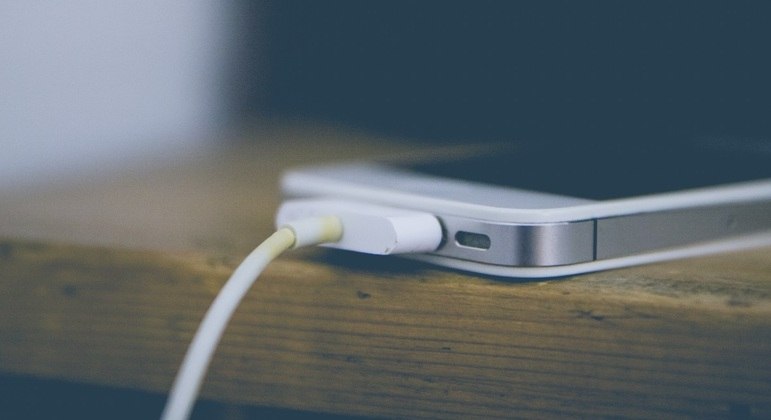 Empresa alegou preocupações ambientais para interromper venda de aparelhos com carregador