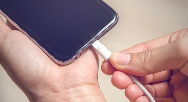 Segundo especialistas, um cabo falso pode derreter os conectores de energia do celular