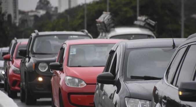 Trânsito intenso de veículos nas proximidades da Ponte da Cidade Universitária, sentido Interlagos