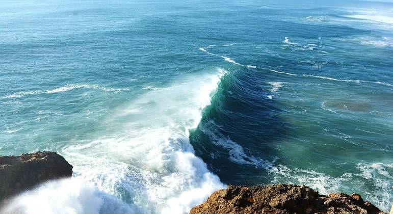 Por que tem areia no mar e nas praias, mas não terra? - Quora