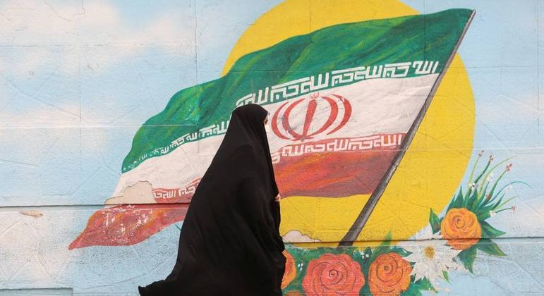 Irã é alvo de protestos pelas rígidas regras de vestimentas femininas