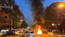 Celebridades francesas cortam cabelo em protesto por iraniana morta