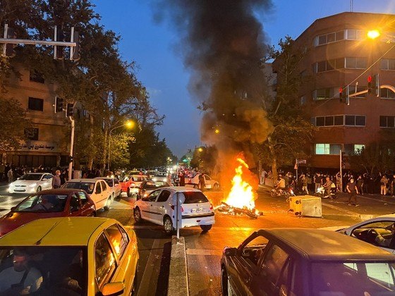 Ao menos 92 pessoas morreram no Irã na repressão das manifestações que começaram há mais de duas semanas, após a morte da jovem Mahsa Amini, detida pela polícia da moral, informou neste domingo a ONG Iran Human Rights (IHR).