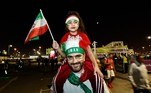 Sobre os ombros do pai, iraniana se encaminha para o estádio Al Thumama acompanhar a seleção do Irã na partida decisiva contra os Estados Unidos