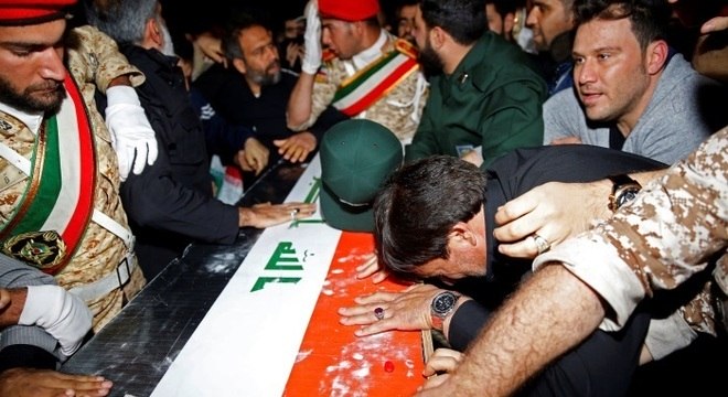 Iranianos lamentam sobre caixão do comandante da milícia iraquiana Abu al-Muhandis