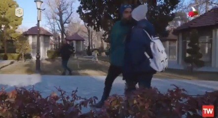 Casal deu selinho em frente a câmera escondida