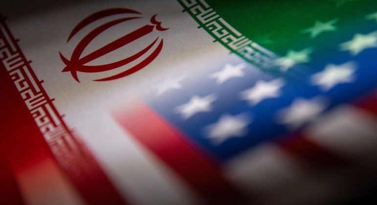 Ilustração com as bandeiras do Irã e dos Estados Unidos 27/1/2022 REUTERS/Dado Ruvic