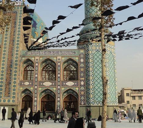 Irã - Governado pelo  Líder Supremo Ali Khamenei e pelo presidente Ebrahim Raisi. População: 87 milhões de habitantes.  Capital: Teerã. 
