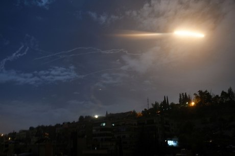 Míssel disparado é visto sobre Damasco