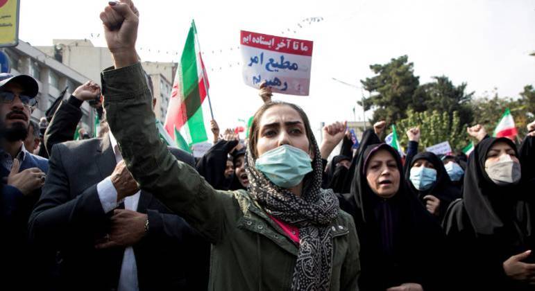 Mulher iraniana canta durante protesto em Teerã, no Irã