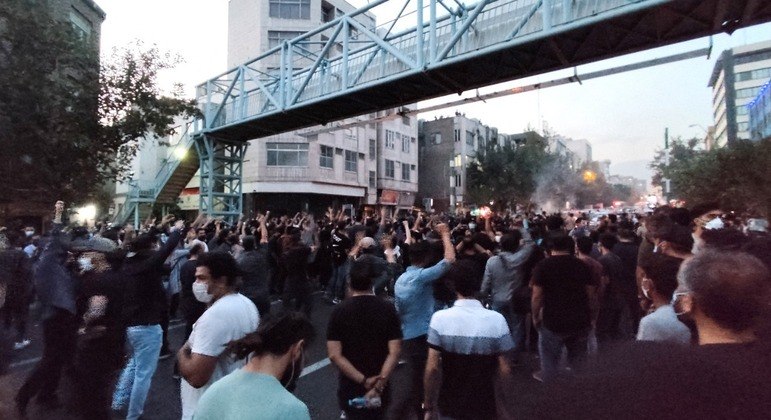 Pessoas protestam no Irã pela morte de uma mulher que foi presa pela 'polícia da moralidade'