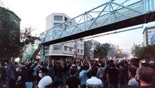 Ao menos 31 pessoas morrem no Irã em protestos após morte de mulher que deixou cabelo à mostra