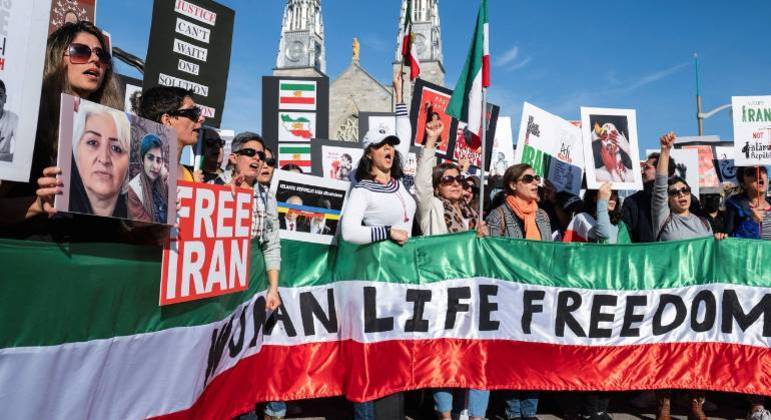 Mulheres seguram faixa com a frase 'Liberdade para a vida das mulheres' em protesto