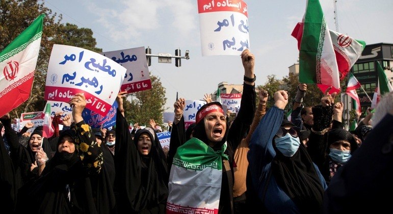Mulheres iranianas cantam durante um protesto em Teerã