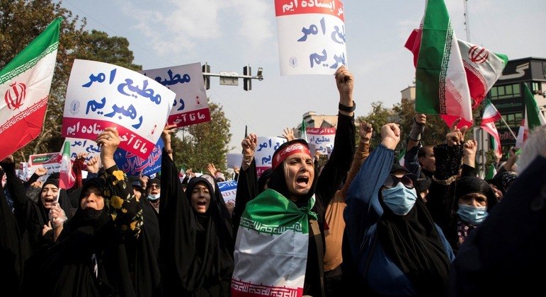Mulheres protestam após a morte de Mahsa Amini, presa no Irã pela polícia da moral